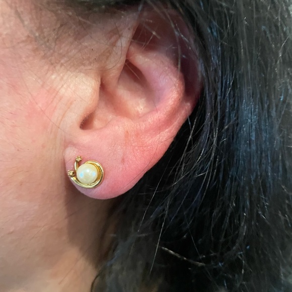 14K Yellow Gold Vintage Pearl & Diamonds Post Earrings with a swirl design - Picture 2 of 8